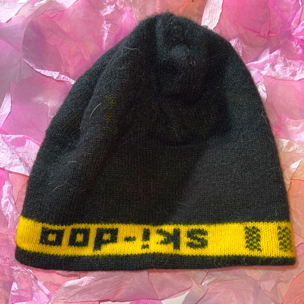 Reversible yellow, white and black ski hat. Warm